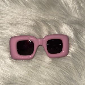 Pink sunglasses comes with case